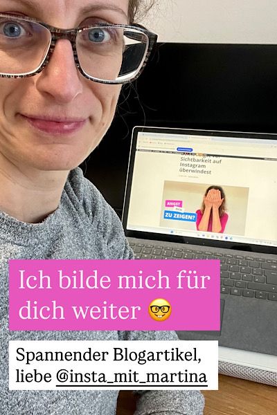 So könnte deine Instagram-Story ausschauen - mit dir drauf und im Hintergrund dein Laptop mit meinem Blogartikel über Sichtbarkeit. Markier mich gern mit @insta_mit_martina und ich feier das mit dir.