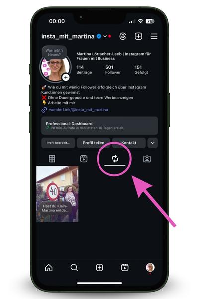 Smartphone mit geöffnetem Instagram-Profil, ein pinker Pfeil zeigt auf neue Repost-Funktion zum dauerhaften Teilen von Beiträgen und Reels im Feed. Deine Reposts landen auf deinem Profil in einem eigenen Tab.