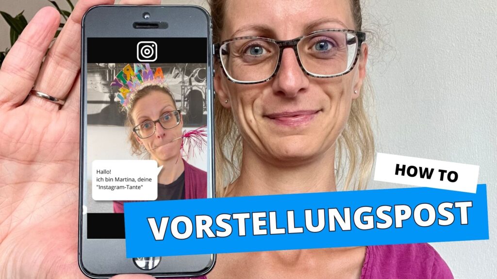 Martina Lörracher-Leeb hält ein Smartphone in der Hand, auf dem ein Instagram-Vorstellungsposting mit Sprechblase zu sehen ist. Daneben steht der Schriftzug „How to Vorstellungspost"