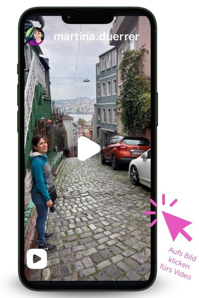 Instagram-Reel von martina.duerrer mit persönlichem Monatsrückblick: Die Yogalehrerin steht in einer gepflasterten Straße mit Blick auf Instanbul – Beispiel für ein authentisches Rückblick-Reel.