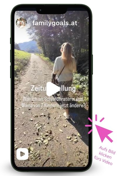 Instagram-Reel von familygoals.at mit Yvonne mit Kinderwagen spazierend auf einem Waldweg und eingeblendetem Text zur Zeitumstellung – Beispiel für ein B-Roll-Reel mit thematischem Bezug zur Zielgruppe.